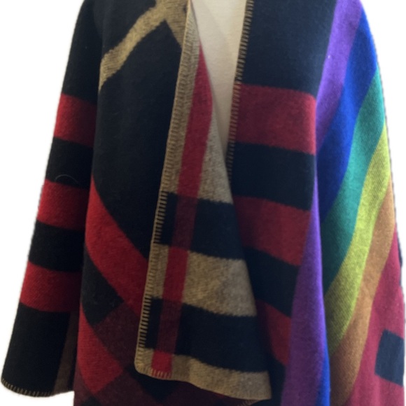 New Burberry Cape GBLT Edition - Picture 2 of 9